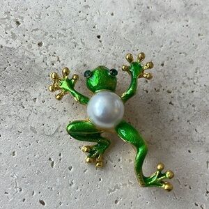 Frog 🐸 gold tone brooch